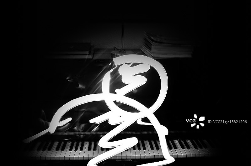 弹钢琴的男人图片素材