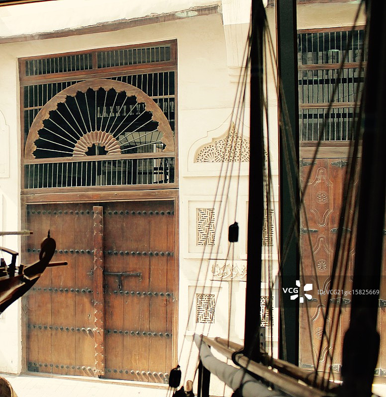 阿拉伯单桅帆船与门图片素材