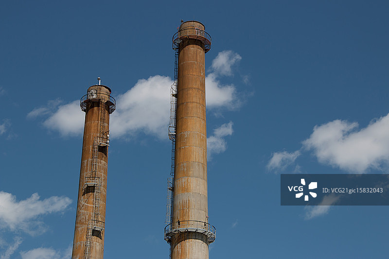城市静默焚烧炉烟囱图片素材