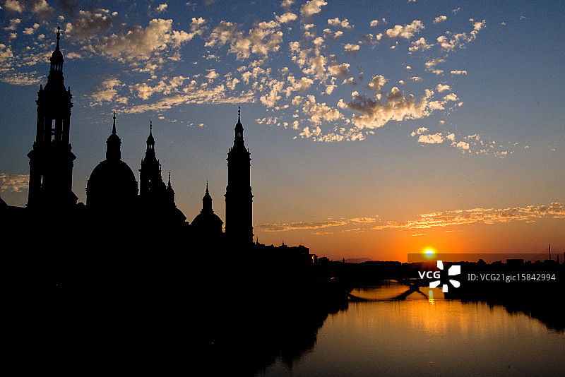 日落时分静谧的埃布罗河图片素材