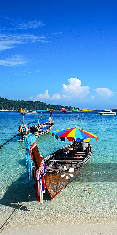 泰国皮皮岛海滩边的长尾船图片素材