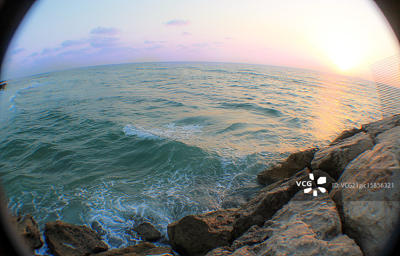 鱼眼镜头下的防波堤图片素材