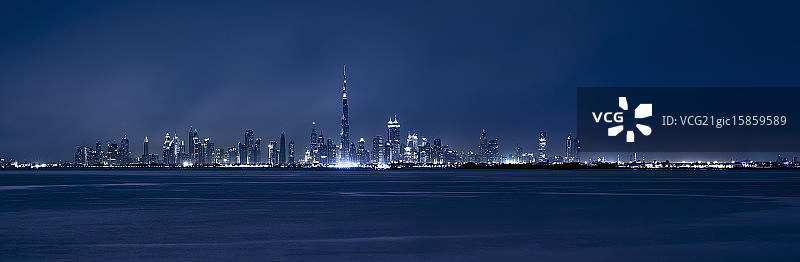 迪拜海岸线地标建筑摩天大楼繁华夜景全景图片素材