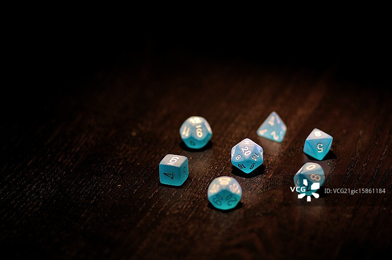 桌子上的蓝色骰子图片素材