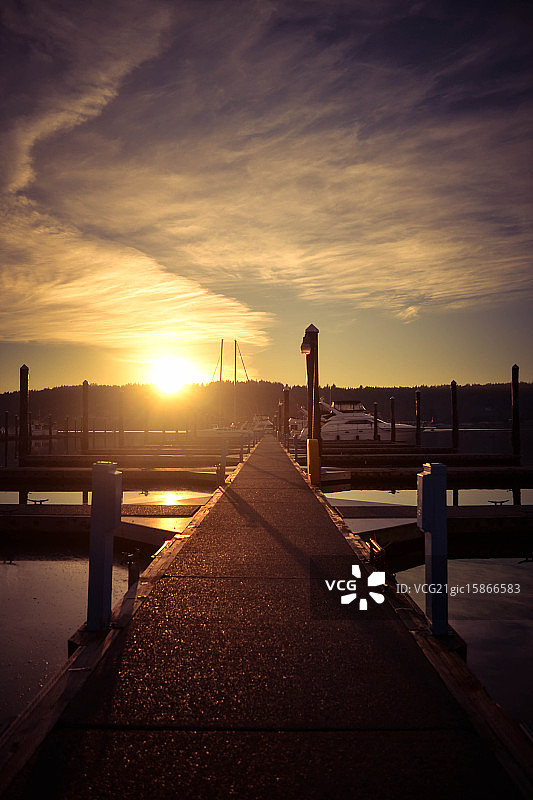在码头上图片素材