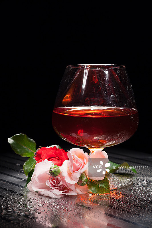 玻璃杯和玫瑰静物图片素材