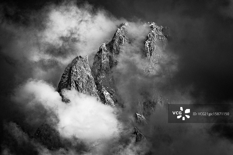 光影下的白云石山图片素材