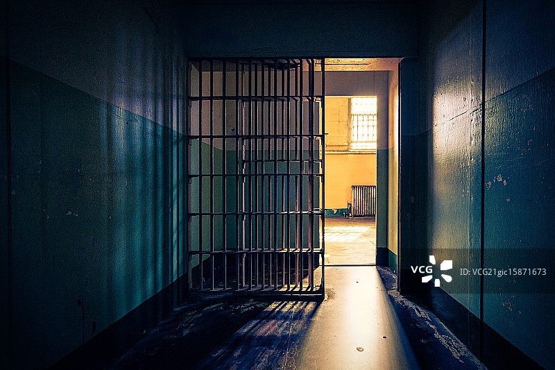 阳光洒向孤独图片素材