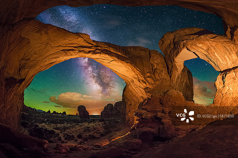 从内部看的双拱门图片素材