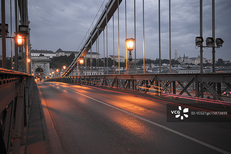 黄昏下的链桥图片素材