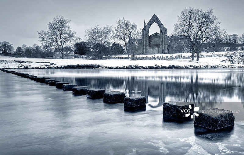 博尔顿修道院倒影图片素材