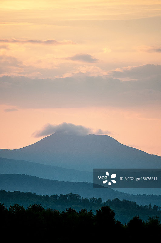 云雾缭绕的骆驼峰图片素材