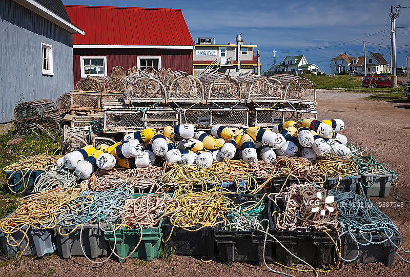 龙虾陷阱、浮子和绳索图片素材