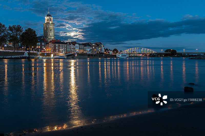 代芬特尔超级月亮升起图片素材