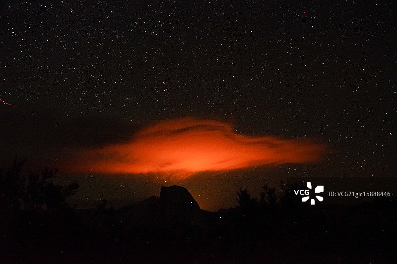 半圆顶山上的地形日落图片素材