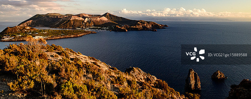 从利帕里岛眺望武尔卡诺岛图片素材