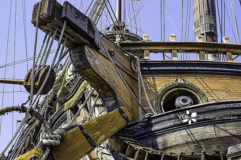 热那亚港的仿古大型帆船图片素材