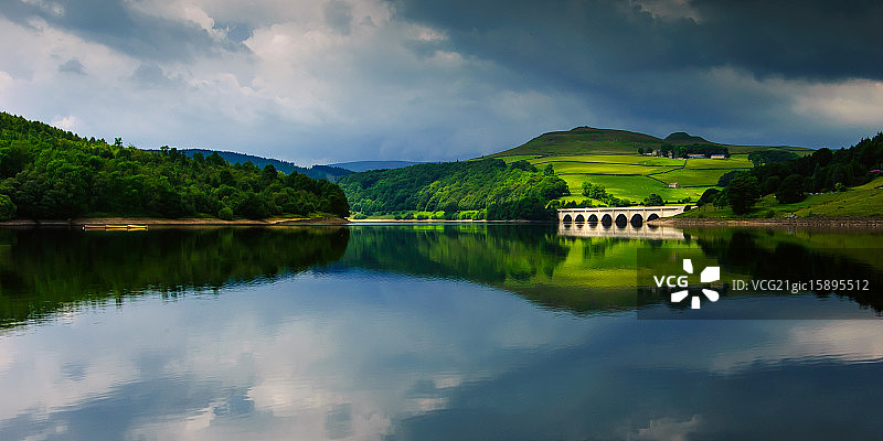 Ladybower水库倒影图片素材
