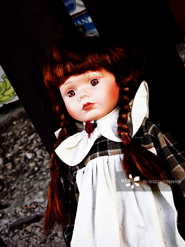 一个孤独的恐怖玩偶图片素材