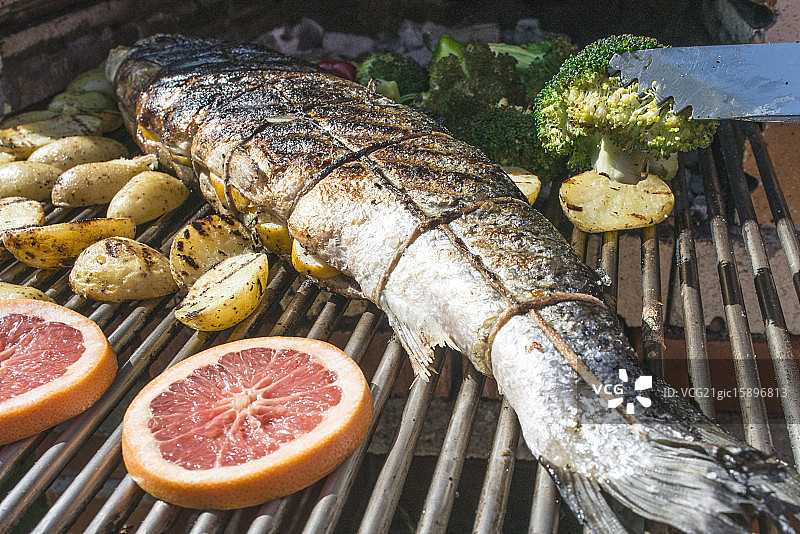 烤架烤三文鱼图片素材