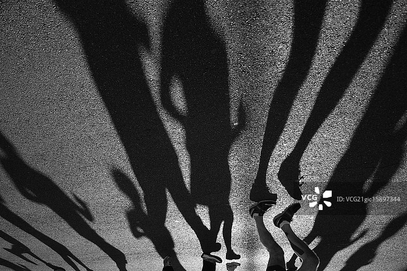 长长的身影：长跑运动员图片素材