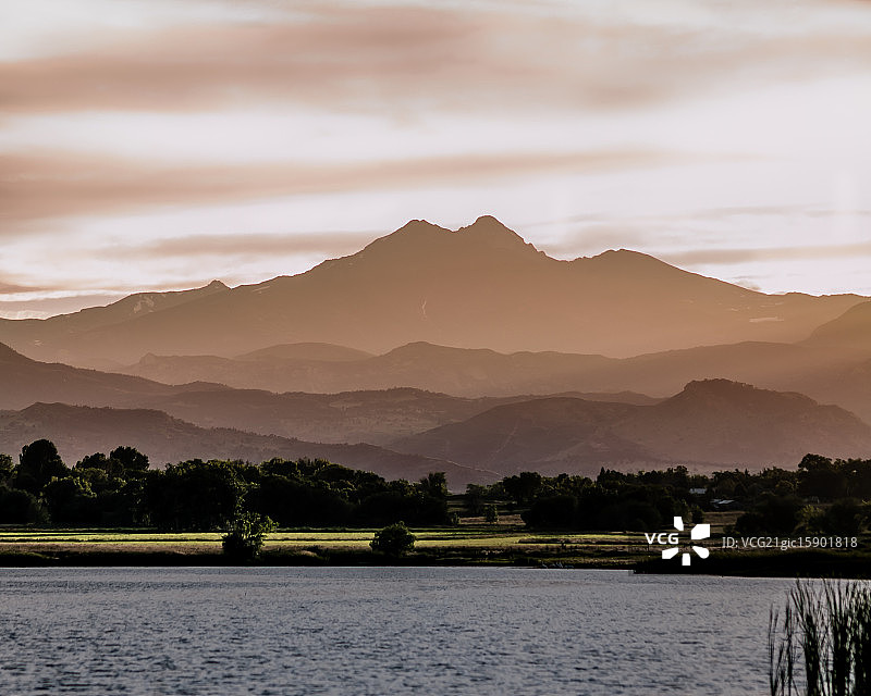 米克山和朗斯峰图片素材