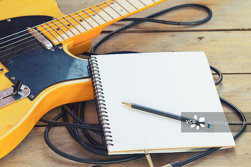 木桌上的电吉他图片素材