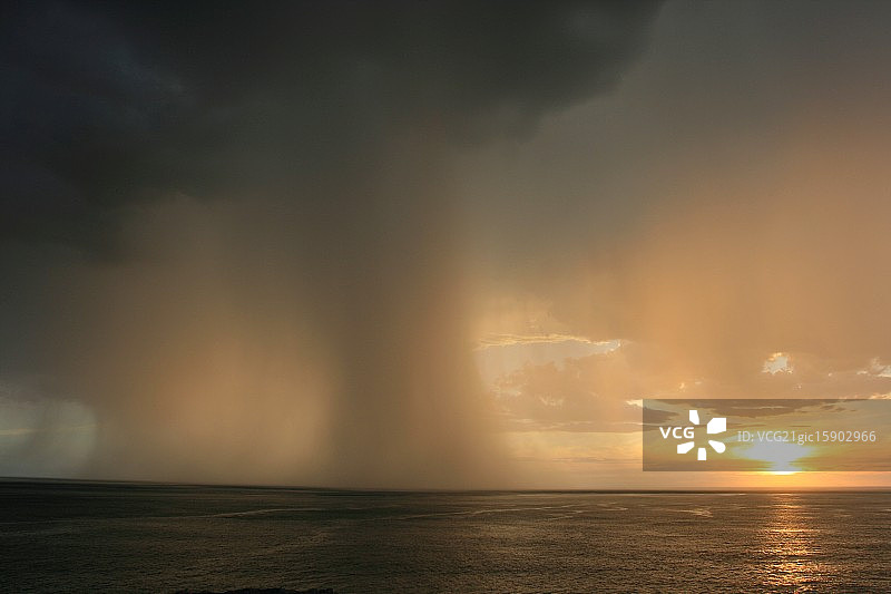 海上雨景图片素材
