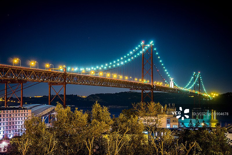 特茹河及其昨晚的桥梁图片素材