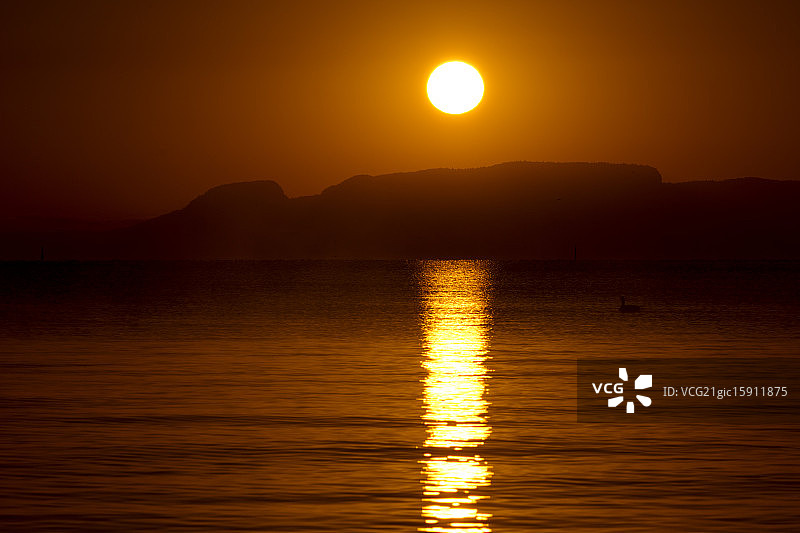让光芒照耀图片素材