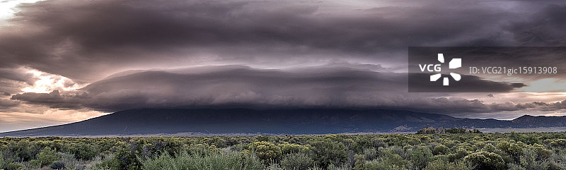 布兰卡峰之上的云彩图片素材