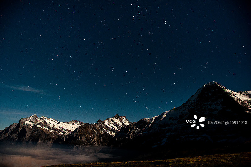 月光星空下的艾格峰图片素材