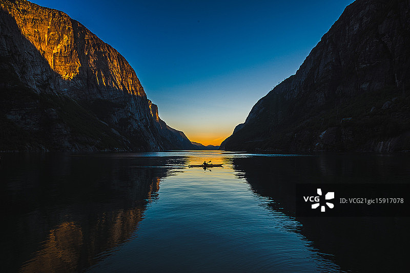 吕瑟峡湾皮划艇日落图片素材