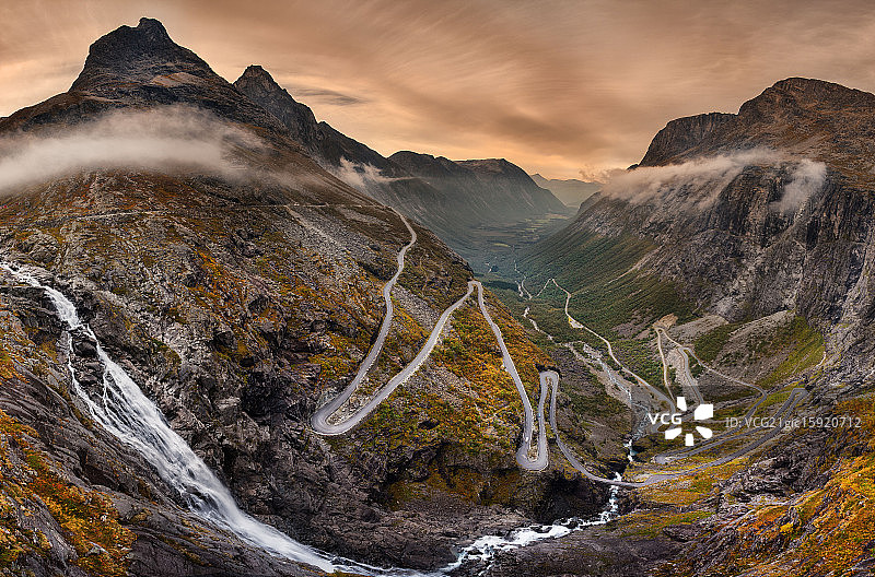 挪威精灵之路山脉上的蜿蜒道路图片素材