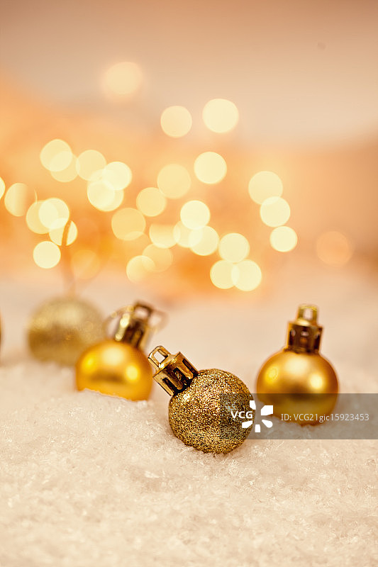 雪地背景上的装饰球图片素材