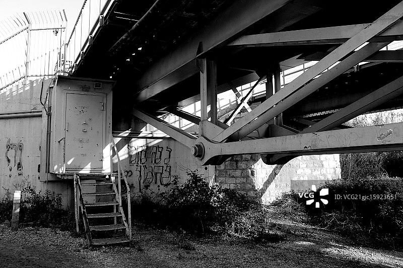 火车下图片素材