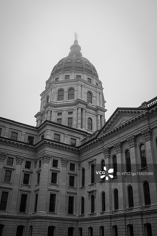 雾中的国会大厦图片素材