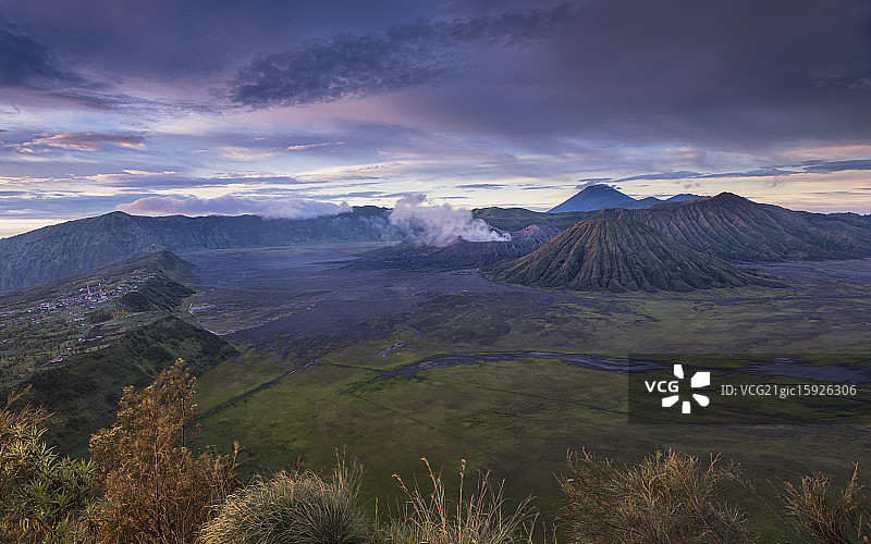 黎明时分的布罗莫火山图片素材
