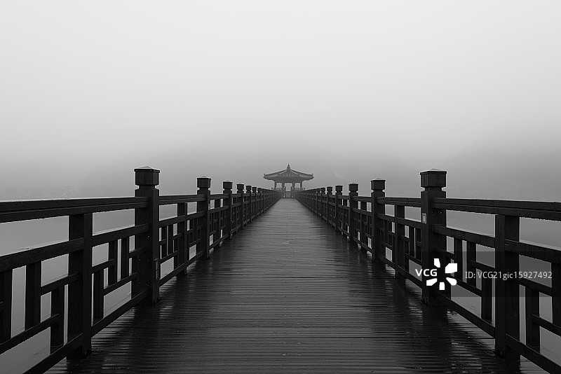 韩国安东的晨雾图片素材