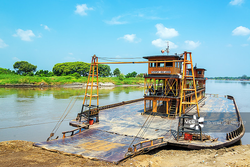 前往蒙波克斯的渡轮图片素材