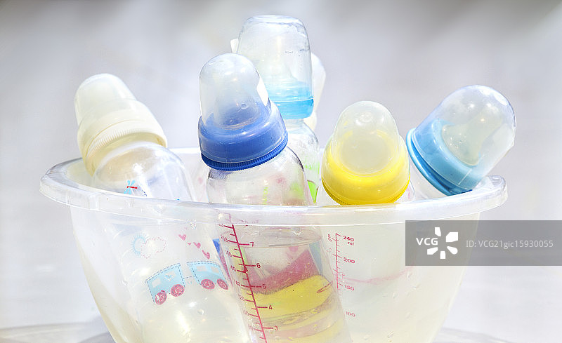 婴儿奶瓶特写图片素材