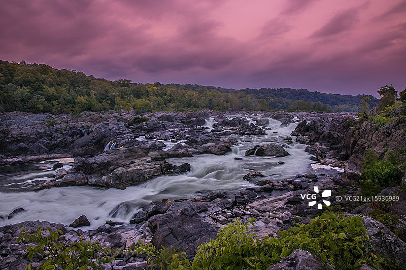 大瀑布上的多云日落图片素材