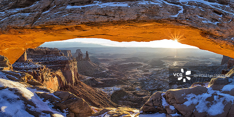 梅萨拱门峡谷地日出图片素材