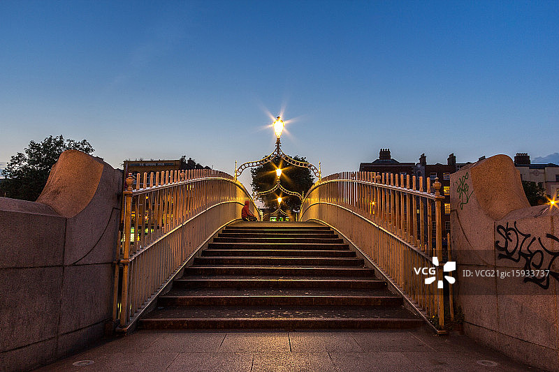 暮色中的半便士桥图片素材