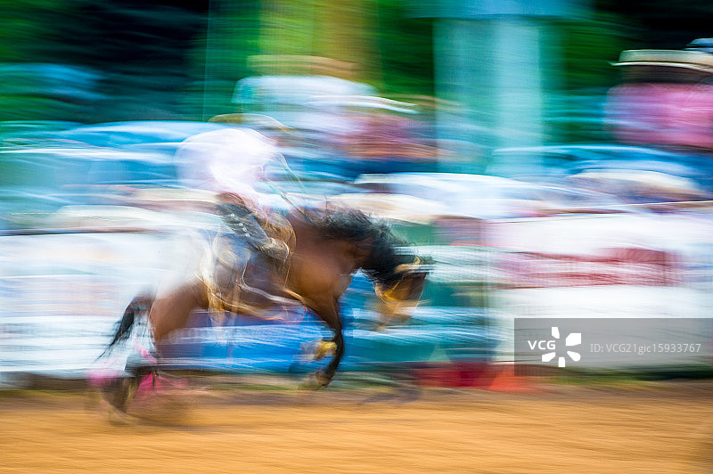 竞技表演中的骑野马者图片素材