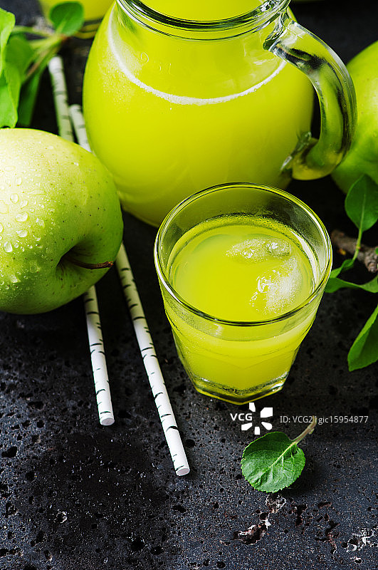 新鲜苹果汁和绿苹果图片素材