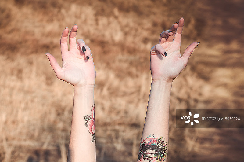 有纹身的手图片素材