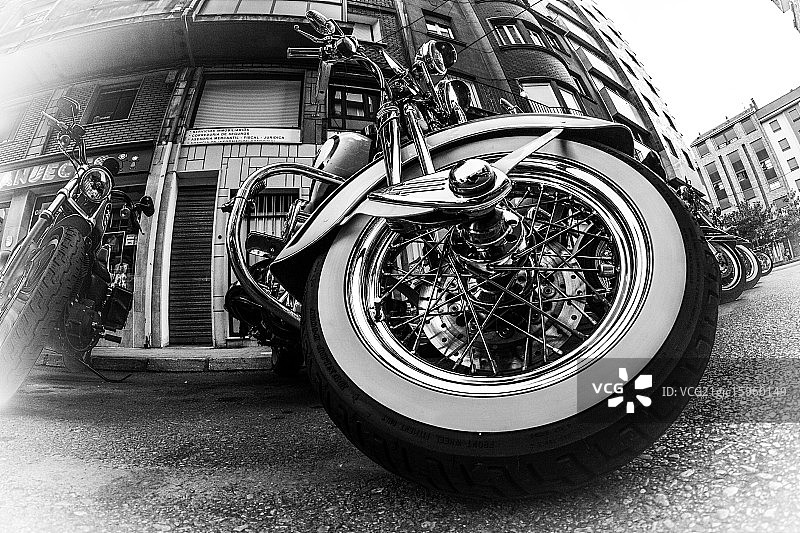 小巷里的哈雷摩托车图片素材