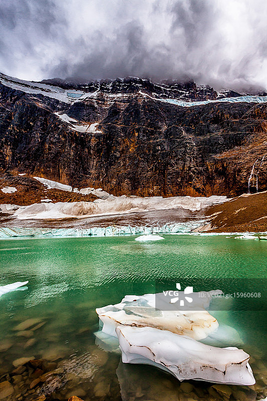 隐藏在云层中图片素材