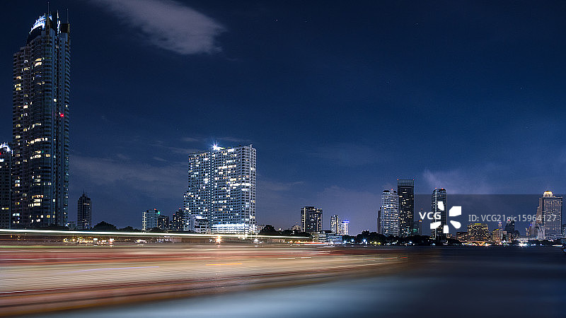 快车道上的渡轮图片素材